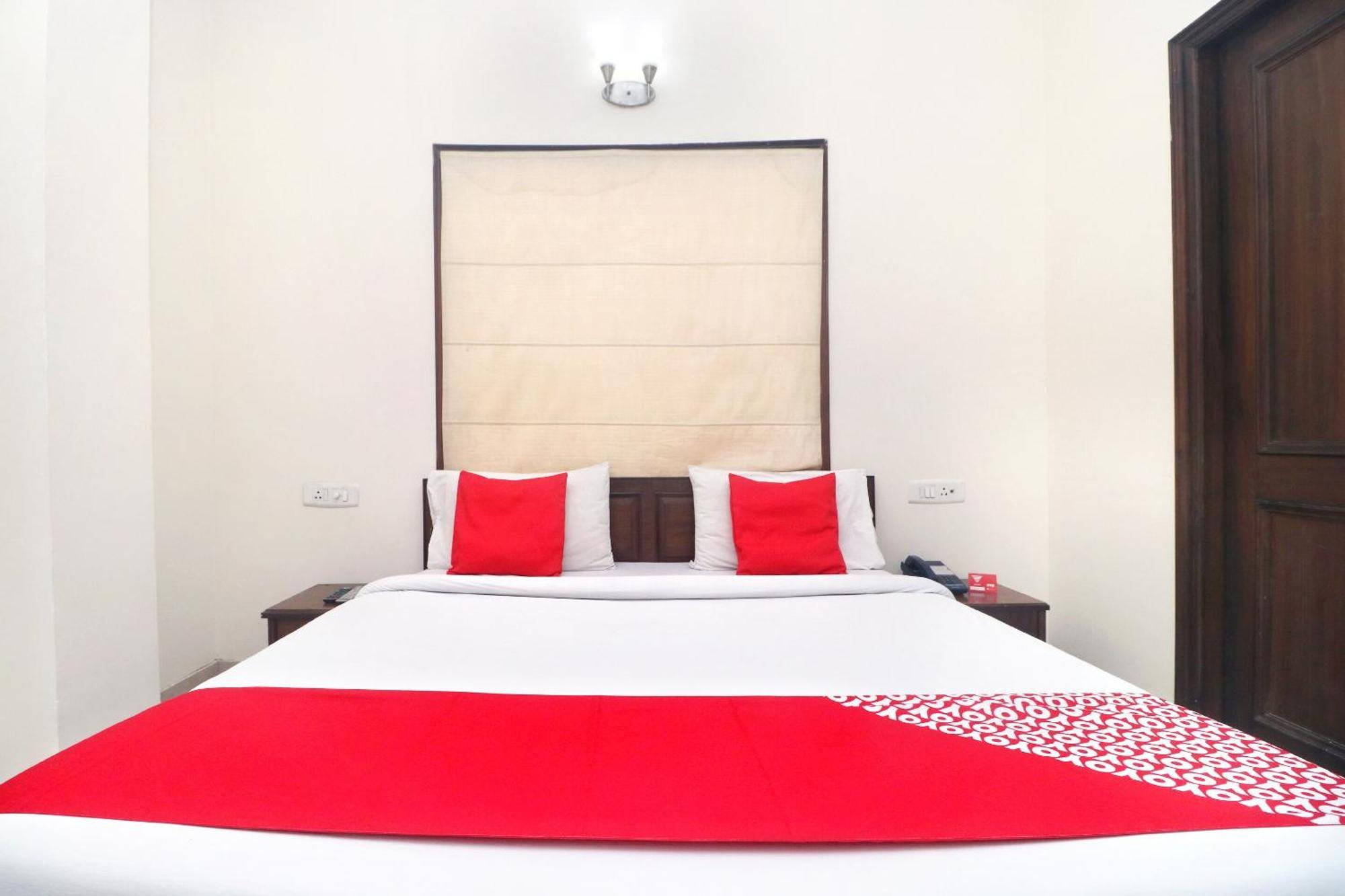 אמריצר Oyo Hotel Temple View מראה חיצוני תמונה